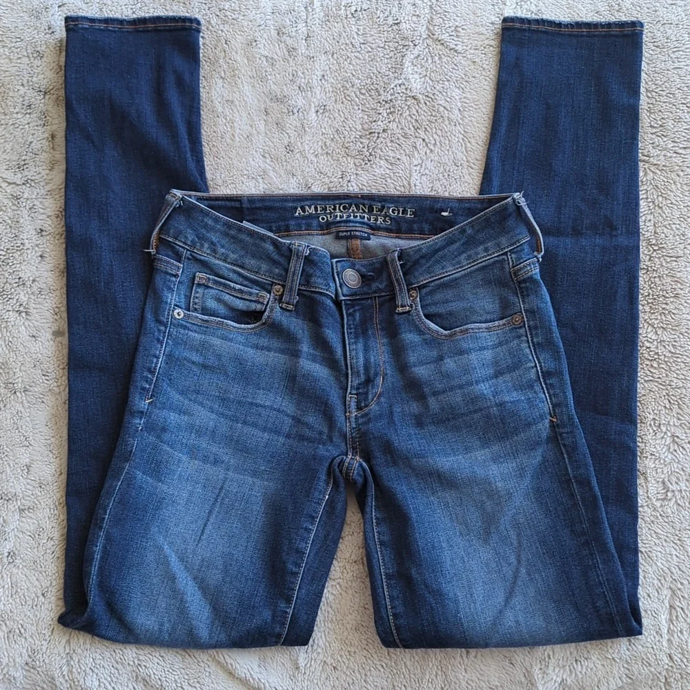 American Eagle Darker Wash Super Stretch Lower Rise Skinny Blue Jeans Size 2L - Picture 2 of 6